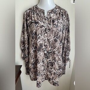NWT- NEW DIRECTIONS PLUS SIZE 3X
WOMEN’S SNAKESKIN TOP